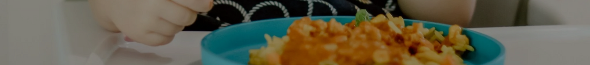 Child eating out of a Bobo&Boo Blue bamboo plate